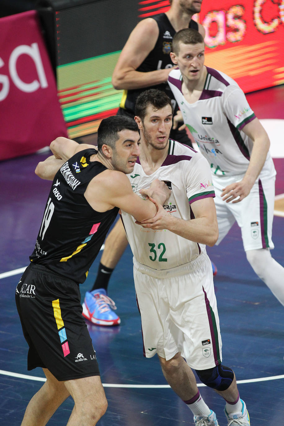 Derrota del Unicaja en Tenerife (79-61). 