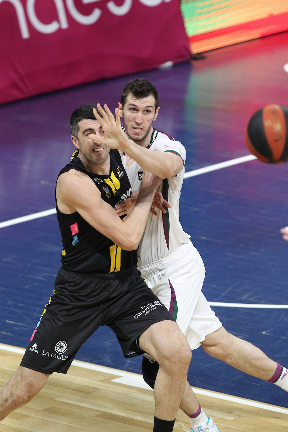 Derrota del Unicaja en Tenerife (79-61). 