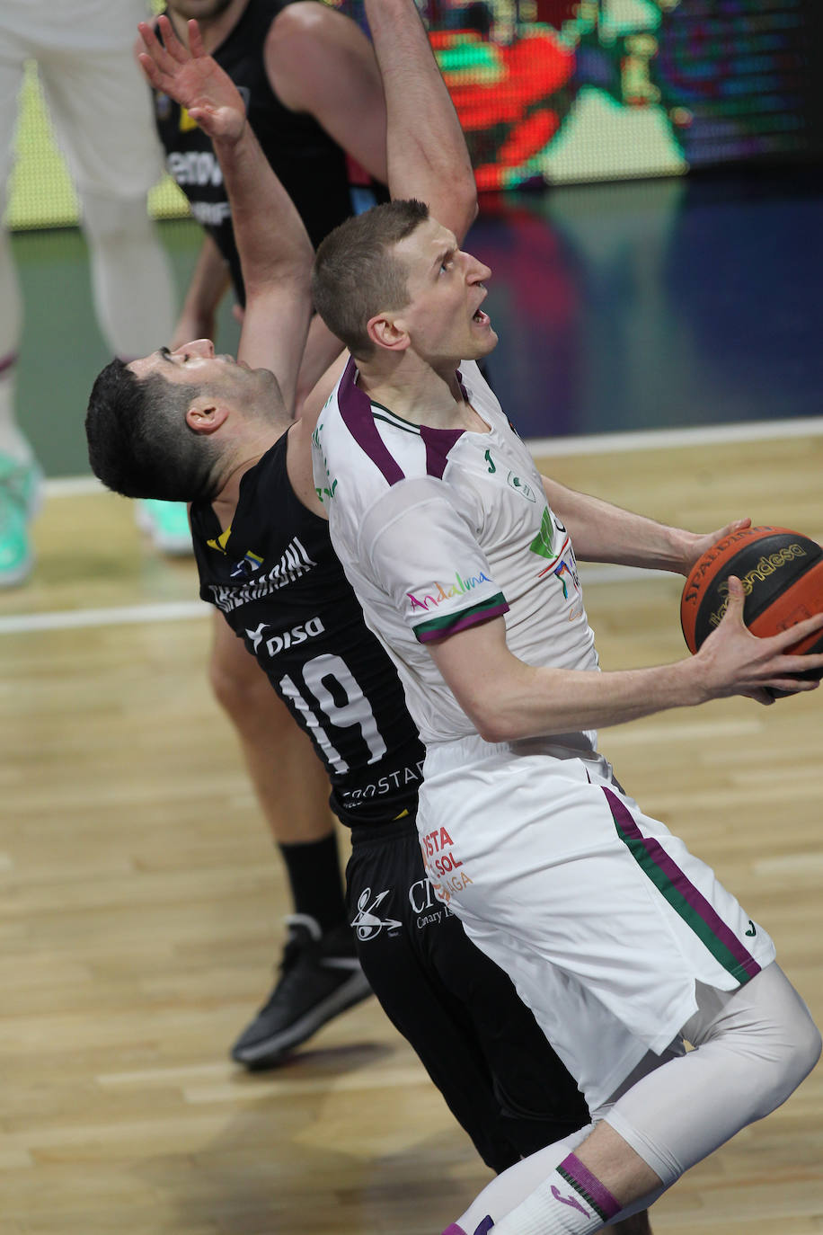 Derrota del Unicaja en Tenerife (79-61). 