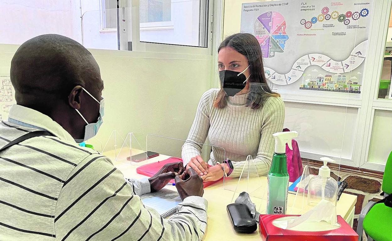 Silvia Carrasco con su alumno en una de las clases de español.