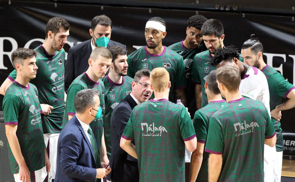 Fotis Katsikaris se dirige a la plantilla en un tiempo muerto. 