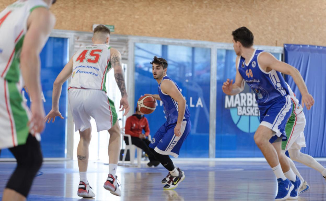 Lucas Muñoz, durante un partido con el Marbella esta temporada. 