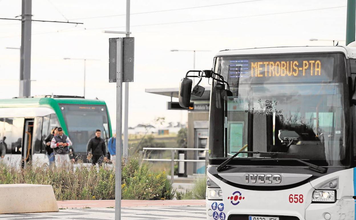 La creación de un carril reservado permitirá relanzar el servicio del 'metrobús' en el PTA. 