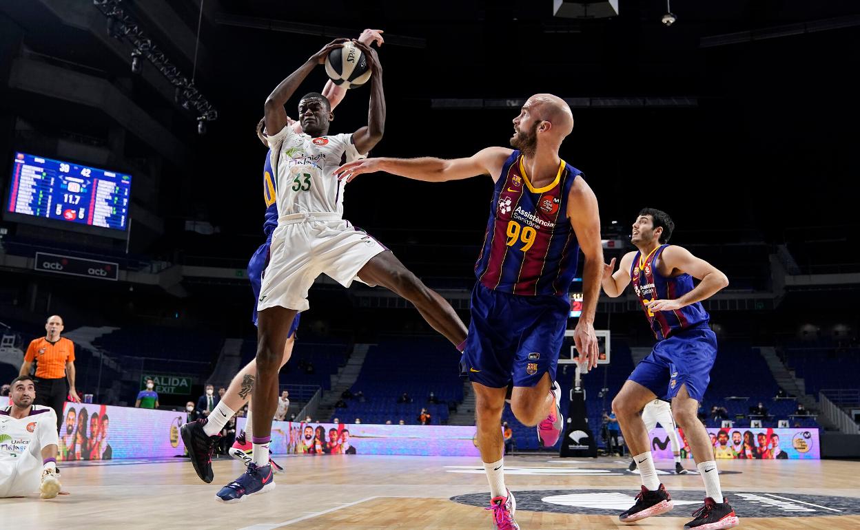 Nzosa captura un rebote en el partido ante el Barcelona. 