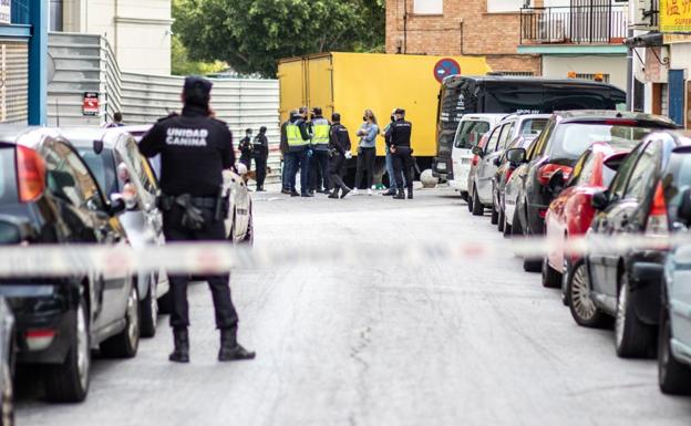 Imagen principal - Hallan el cadáver de un hombre con un disparo dentro de un camión en Torremolinos