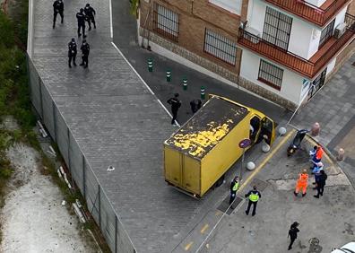 Imagen secundaria 1 - Hallan el cadáver de un hombre con un disparo dentro de un camión en Torremolinos