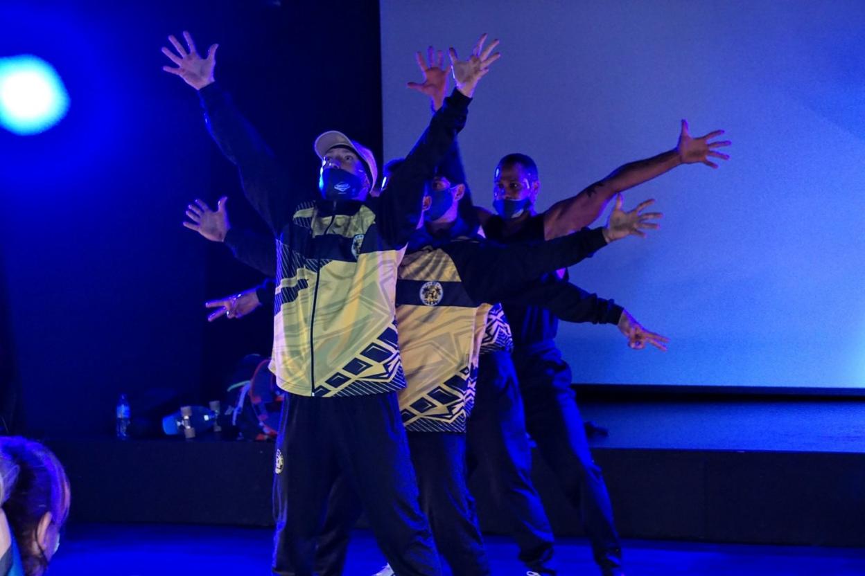 Costa del Show es un colectivo de siete bailarines de distintas nacionalidades que pertenecen a Círculo Breaking, uno de los primeros clubs de break que se crearon en Andalucía. 