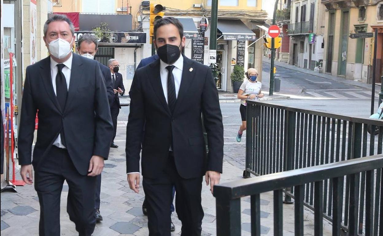 Juan Espadas, a la izquierda, la pasada Semana Santa en Málaga