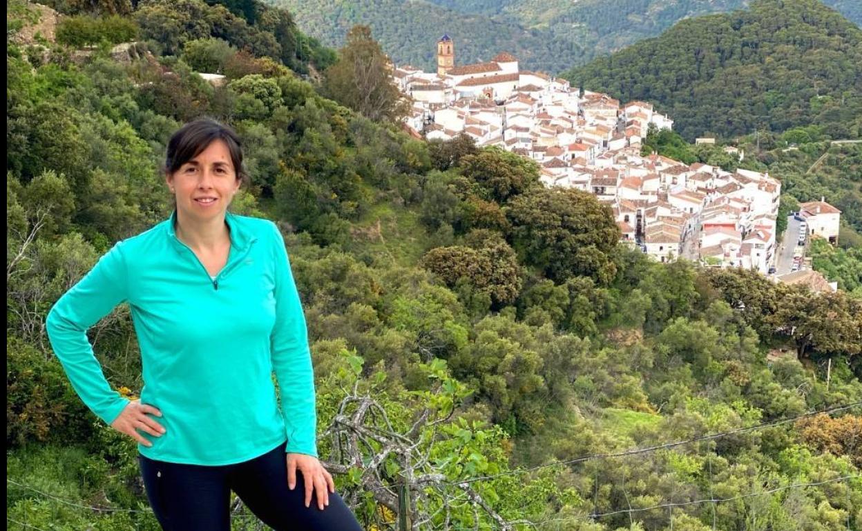 Barroso, haciendo senderismo, en la bajada del paraje de Las Pilas. 