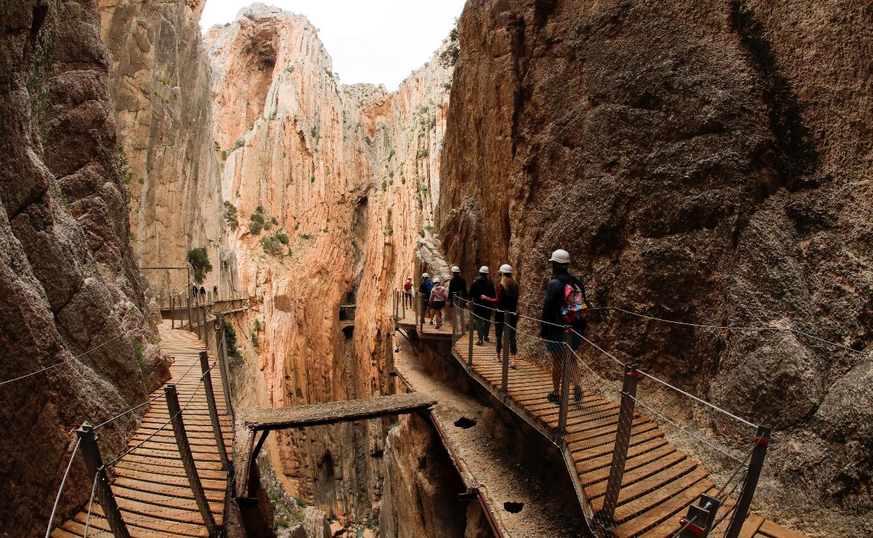 Visitantes recorriendo las pasarelas del Caminito del Rey.
