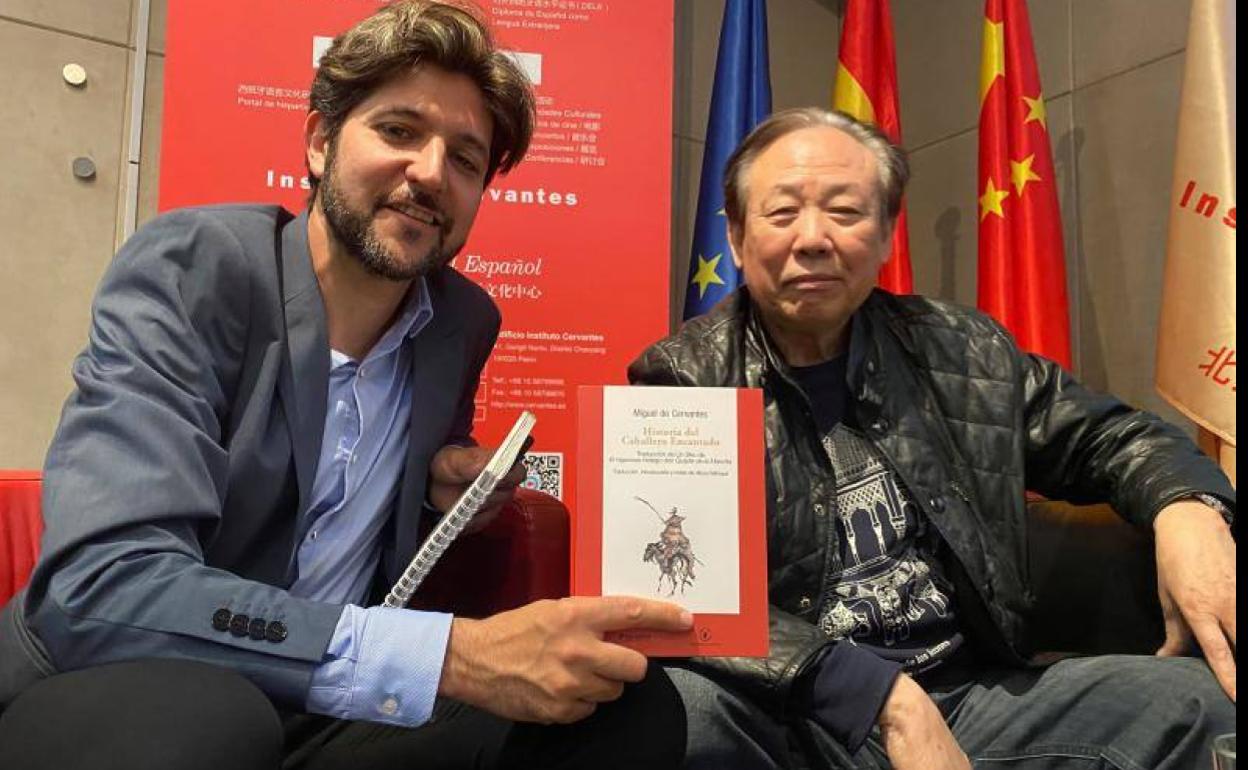 Guillermo Bravo, editor de Mil Gotas, y el hispanista Zhao Zhenjiang (d) en la presentación del libro 'Caballero Encantado« de Lin Shu. 