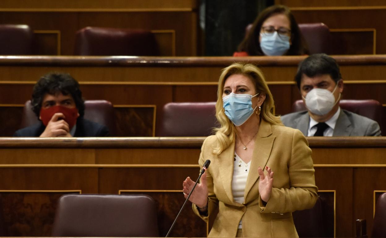 Carolina España, ayer durante su intervención en la sesión de control. 
