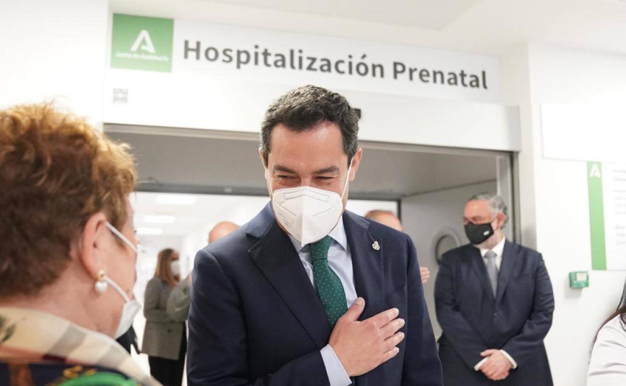 Juanma Moreno, este jueves, en el Hospital Materno Infantil Virgen de la Nieves de Granada.