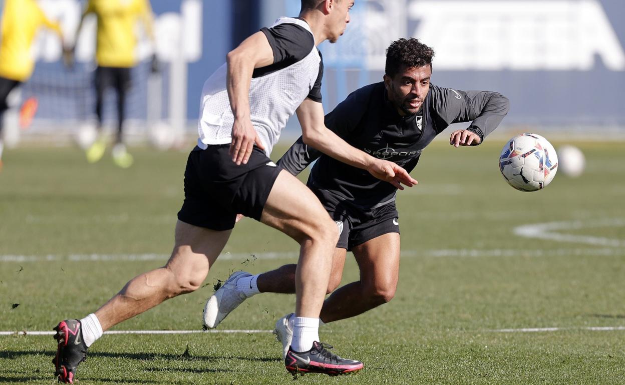 Benkhemassa, durante un entrenamiento con el Málaga esta temporada, intenta defender una jugada sobre su compañero, Yanis Rahmani.