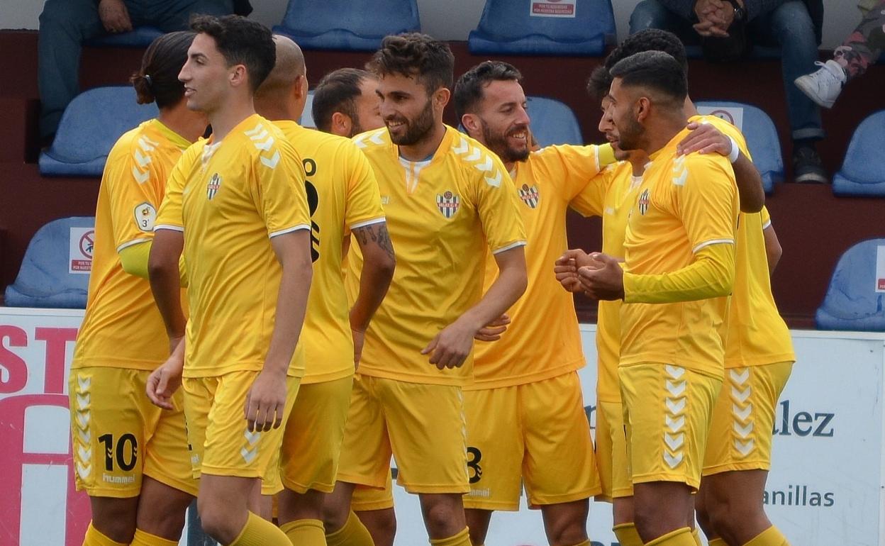 Los jugadores, durante la celebración en el Vivar Téllez en el partido ante el Melilla.