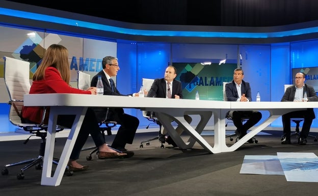 La imagen muestra a Francisco Salado, Manuel Castillo, Javier Recio, Antonio Montilla y Ana Pérez-Bryan en el plató de 'La Alameda'. 