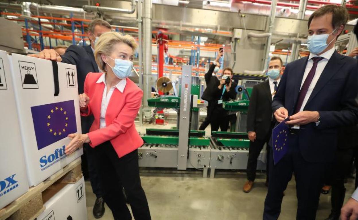 La presidenta de la Comisión Europea, Ursula von der Leyen, durante una visita a una planta de fabricación de Pfizer/BioNTech