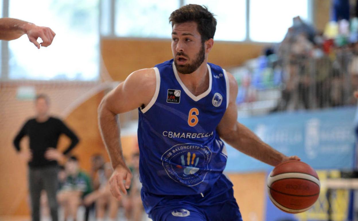 Cameron en una entrada a canasta.