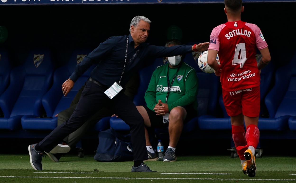 El entrenador del Málaga, Sergio Pellicer, durante el partido contra el Fuenlabrada en La Rosaleda.