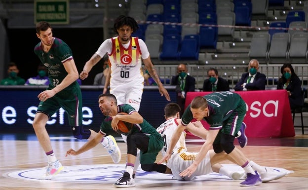 Jaime Fernández y Waczynski pierden el equilibrio en una imagen que es una metáfora de este Unicaja, un equipo caído. 