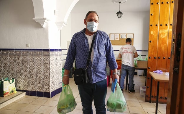 Francisco Javier Ocaña, con el lote de comida para el día que acaba de recoger en Santo Domingo