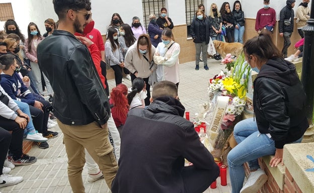Ofrenda floral en homenaje al joven fallecido en Antequera.