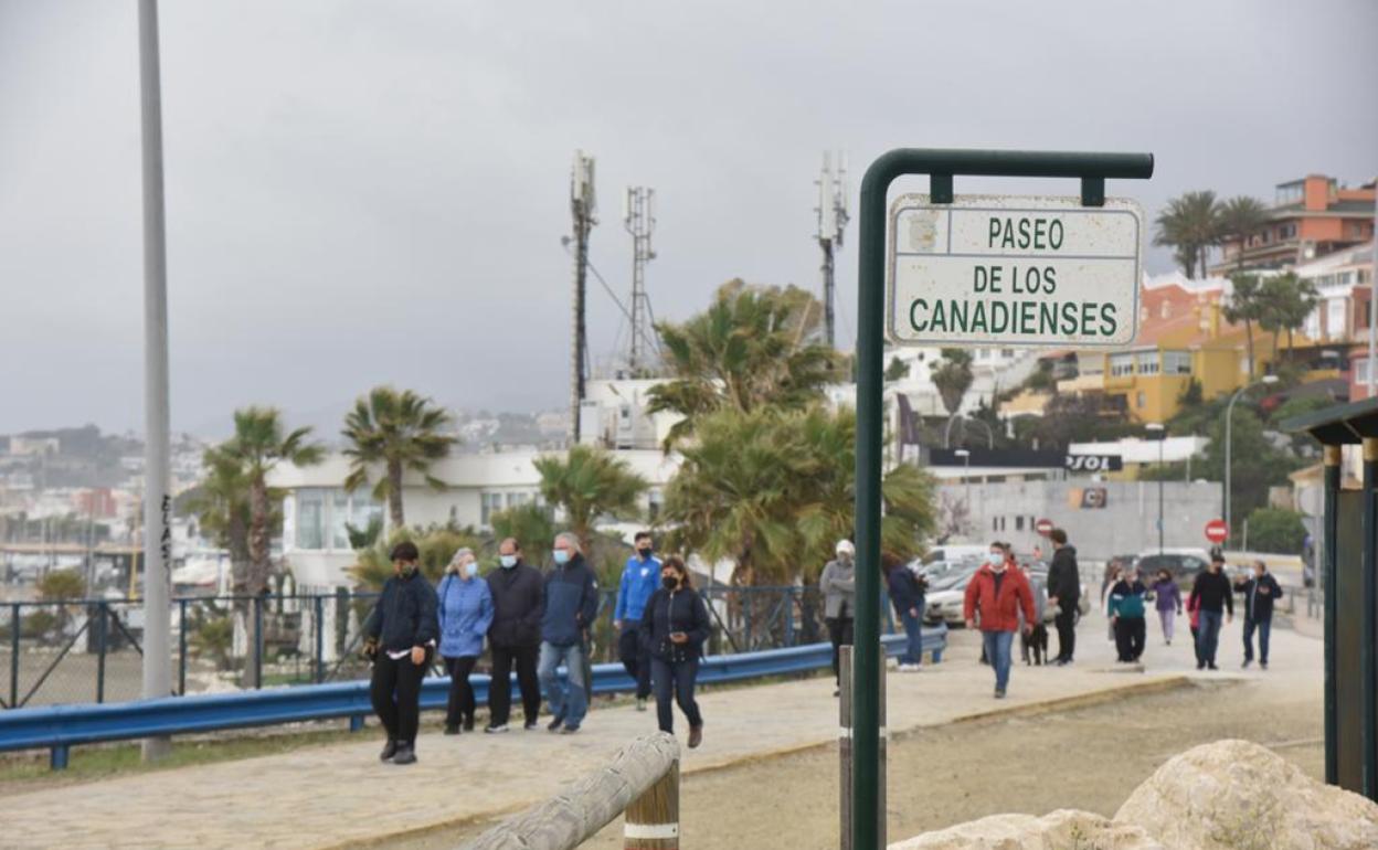 La imagen muestra a algunos de los vecinos que han realizado un marcha para exigir mejoras al Ayuntamiento. 