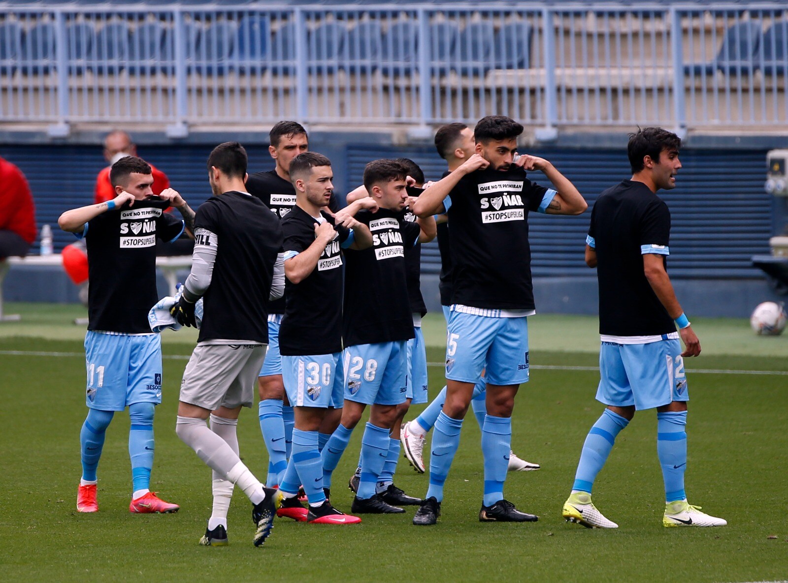 Un penalti polémico y un juego inoperante llevan al Málaga a la derrota