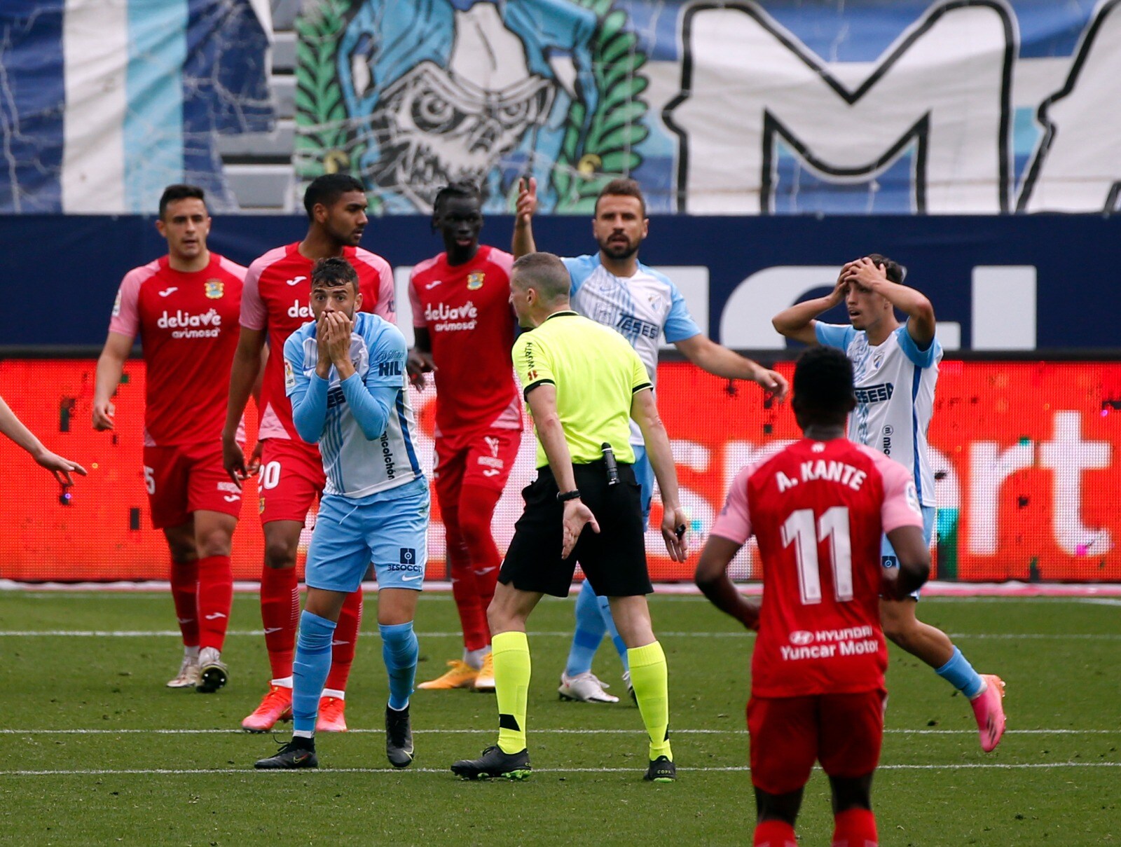 Un penalti polémico y un juego inoperante llevan al Málaga a la derrota