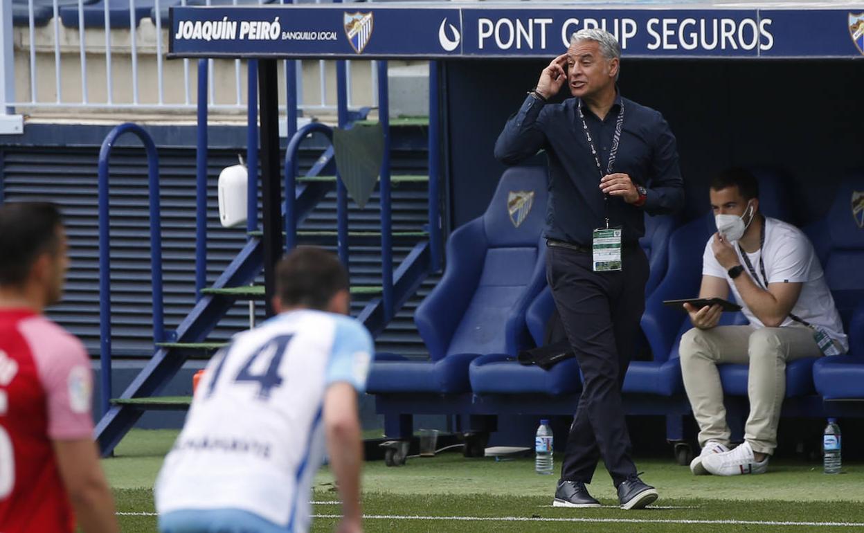 El entrenador del Málaga, Sergio Pellicer, se comunica con sus jugadores durante el partido contra el Fuenlabrada.