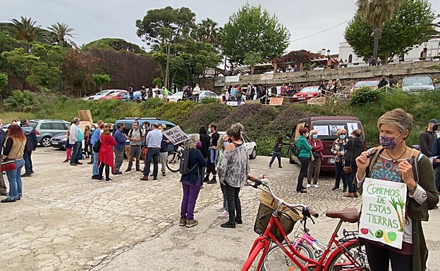 La protesta ha tenido lugar en el aparcamiento junto al antiguo ingenio de Maro. 