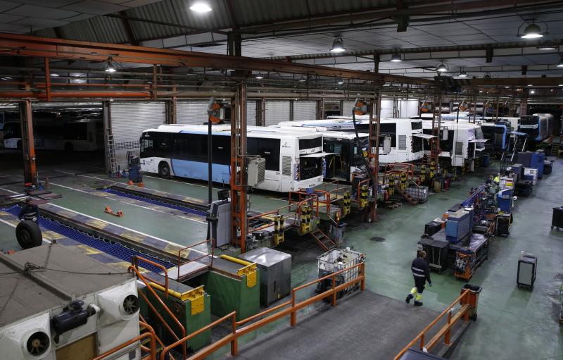 Las instalaciones centrales de la EMT en el Camino San Rafael acogen una flota de 260 autobuses. Cuando entra la noche comienza un trabajo meticuloso para que todos puedan salir a la mañana siguiente. Una mirada al corazón del transporte público