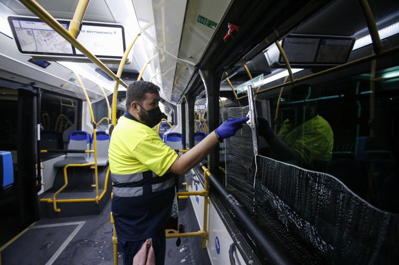 Las instalaciones centrales de la EMT en el Camino San Rafael acogen una flota de 260 autobuses. Cuando entra la noche comienza un trabajo meticuloso para que todos puedan salir a la mañana siguiente. Una mirada al corazón del transporte público