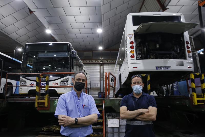 Las instalaciones centrales de la EMT en el Camino San Rafael acogen una flota de 260 autobuses. Cuando entra la noche comienza un trabajo meticuloso para que todos puedan salir a la mañana siguiente. Una mirada al corazón del transporte público