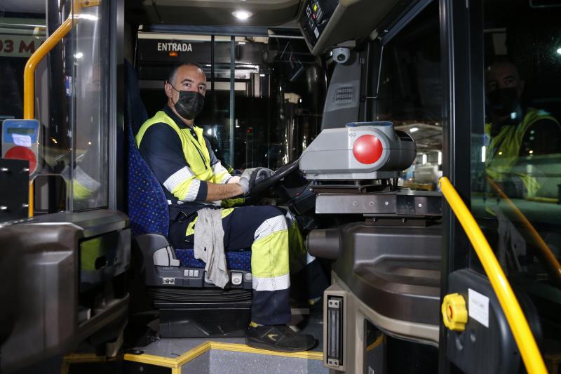 Las instalaciones centrales de la EMT en el Camino San Rafael acogen una flota de 260 autobuses. Cuando entra la noche comienza un trabajo meticuloso para que todos puedan salir a la mañana siguiente. Una mirada al corazón del transporte público