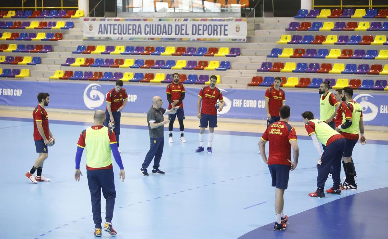 La selección española, durante el entrenamiento que celebró este lunes en el Fernando Agüelles. 