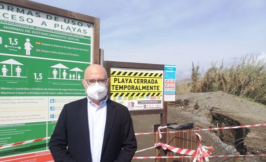 El concejal de Playas, este lunes en una de las zonas más afectadas del litoral. 