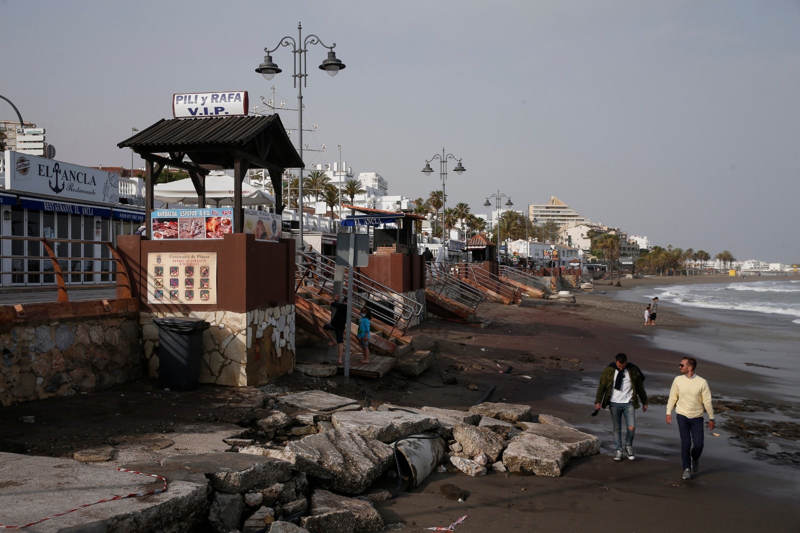 El temporal de levante se ha comido la arena en varios puntos del litoral. 