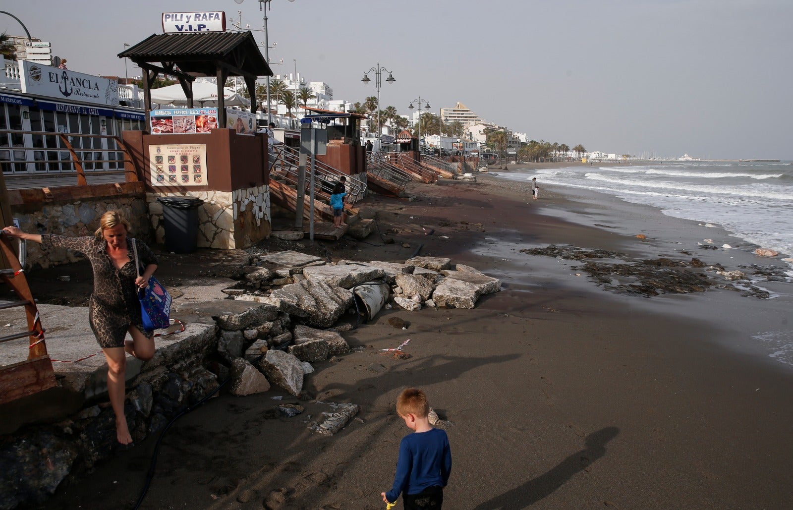 El temporal de levante se ha comido la arena en varios puntos del litoral. 