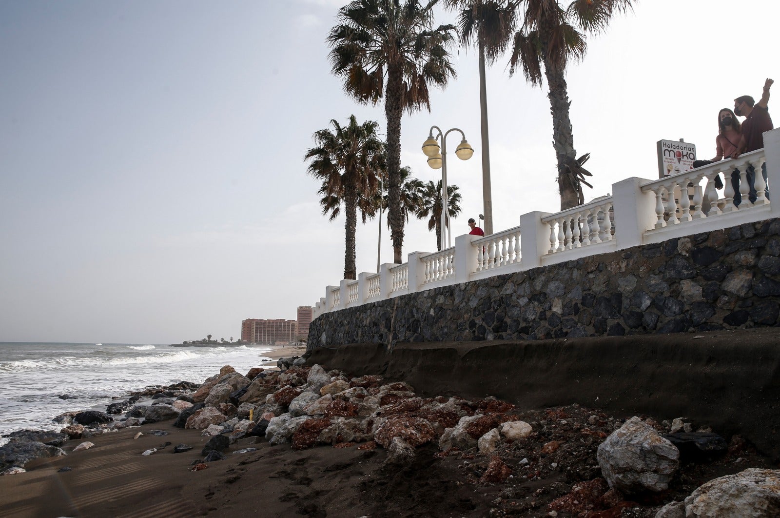El temporal de levante se ha comido la arena en varios puntos del litoral. 