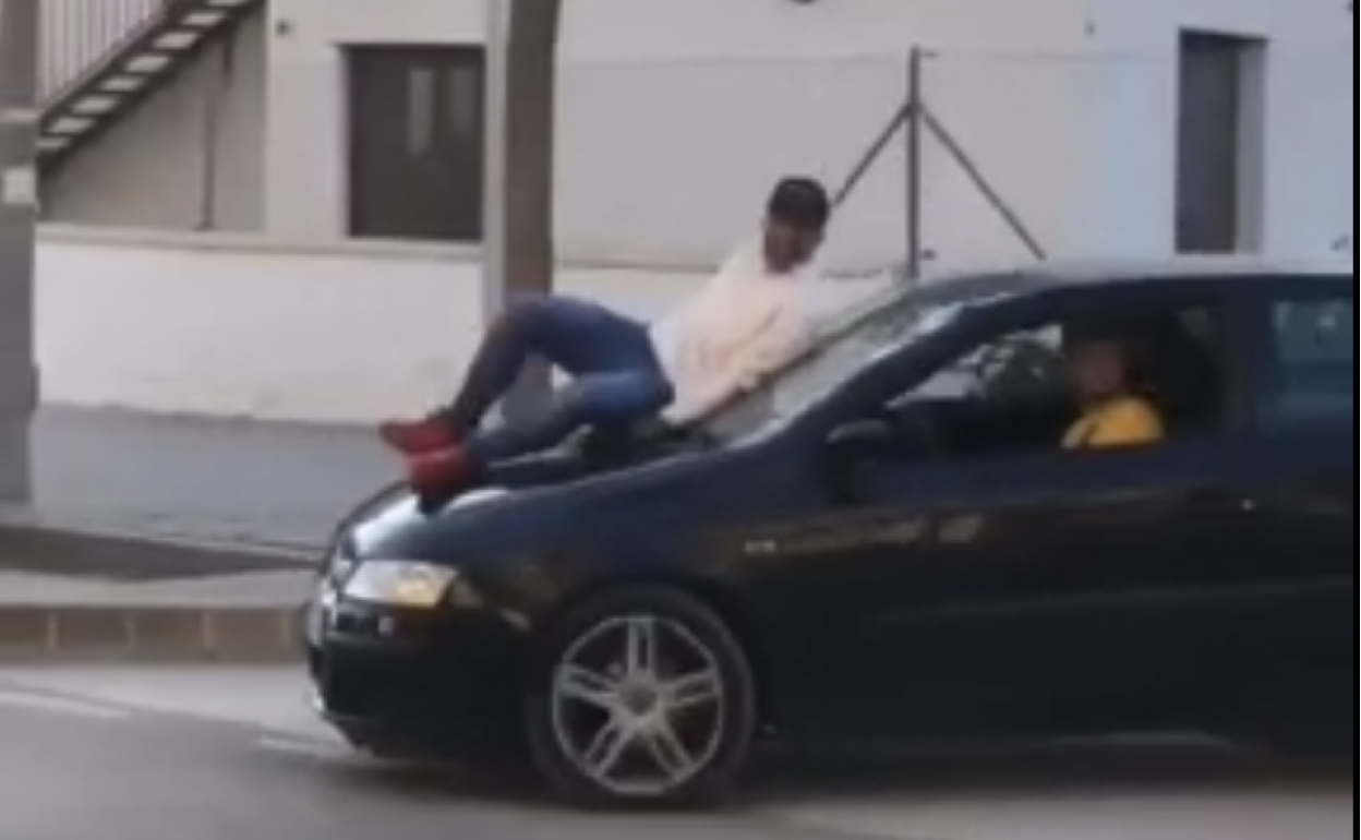 Identifican a un hombre por conducir por Málaga con un amigo subido al capó y publicarlo en Instagram