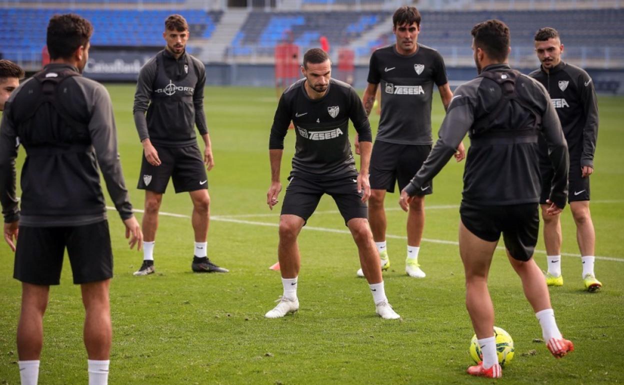 Jugadores del Málaga llevan a cabo un 'rondo' durante un entrenamiento reciente en La Rosaleda.