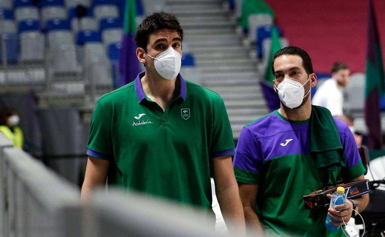 Carlos Suárez, junto a Diego Ruiz, responsable de material del equipo, antes de un partido. 