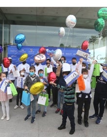Imagen secundaria 2 - Arriba, todos los estrellas Michelin malagueños. Abajo, a la izquierda, Mario Cachinero, orientando a los pequeños. A la derecha, fin de fiesta con globos, regalos y diplomas.