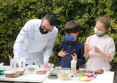 Imagen secundaria 1 - Arriba, todos los estrellas Michelin malagueños. Abajo, a la izquierda, Mario Cachinero, orientando a los pequeños. A la derecha, fin de fiesta con globos, regalos y diplomas.