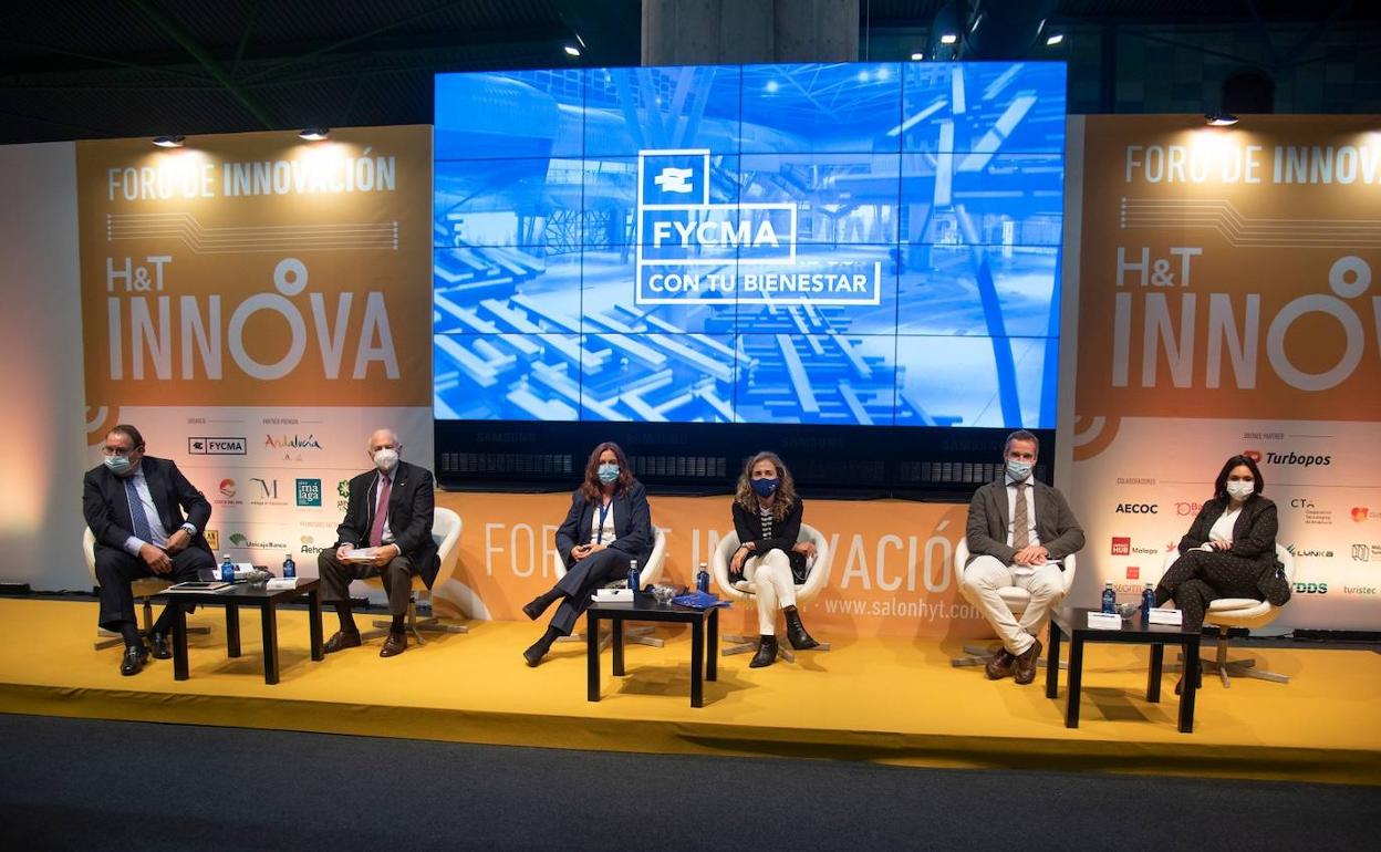 Participantes en la mesa redonda 'El turismo como motor socioeconómico'. 