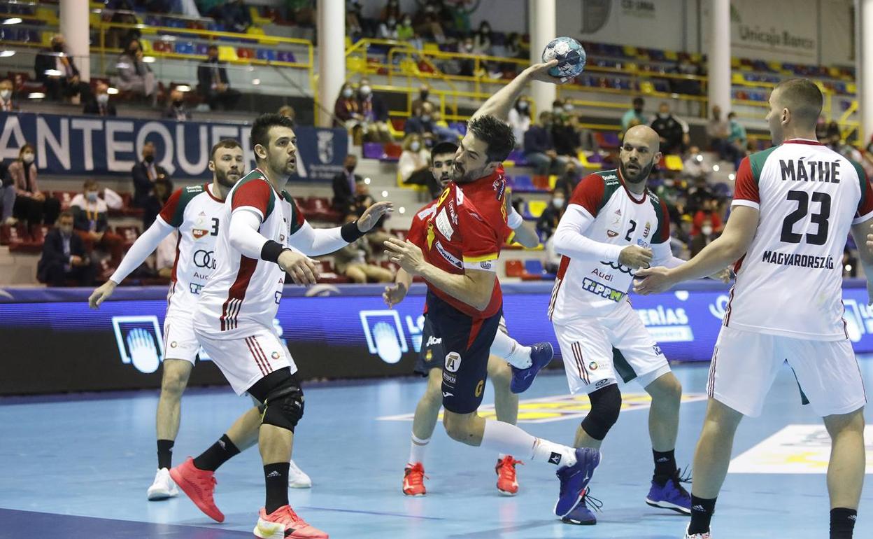 Entrerríos lanza a portería en una acción que acabó en gol. 