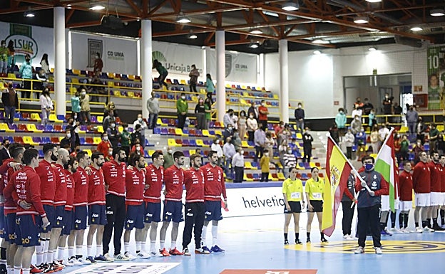 Las dos selecciones durante los himnos nacionales.