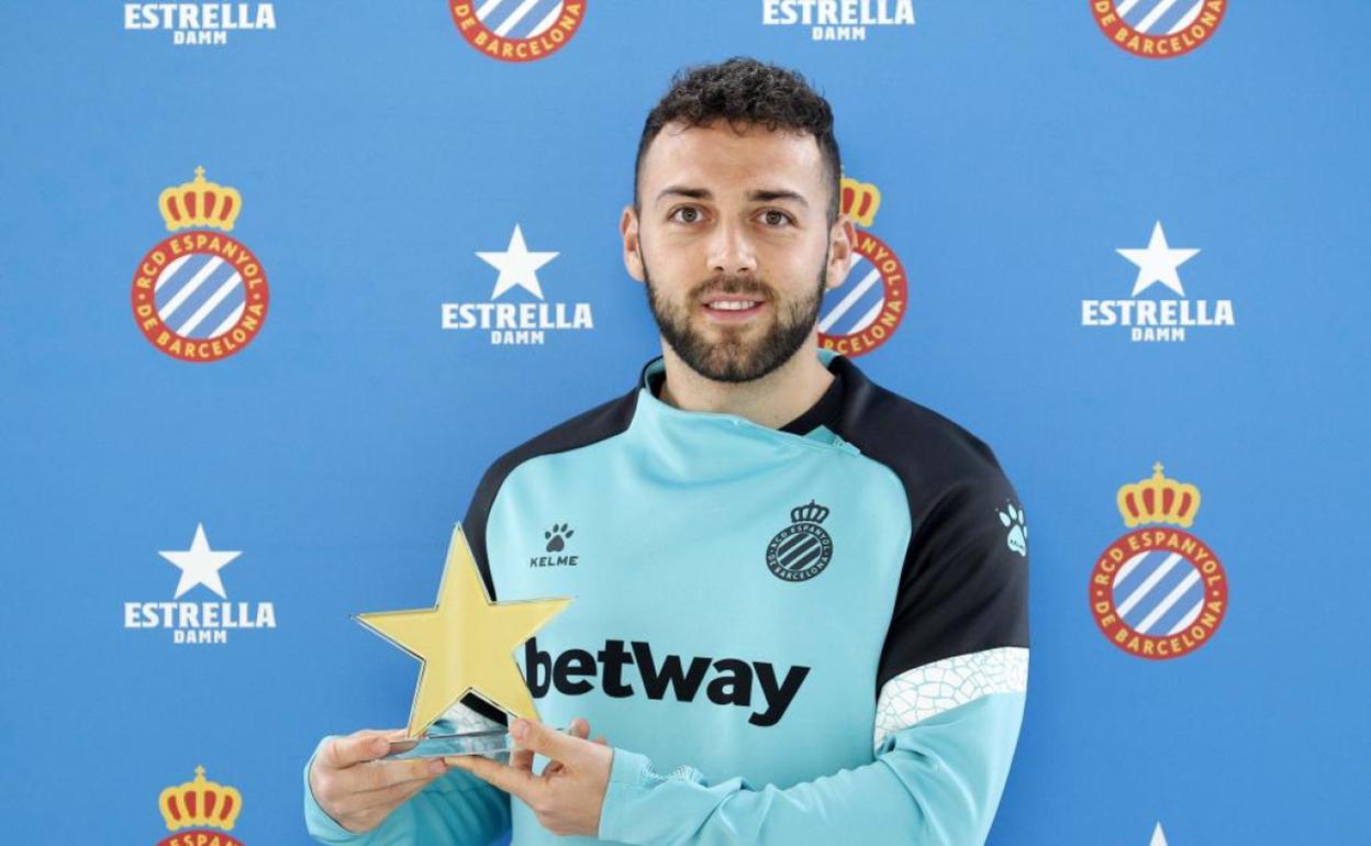 Keidi recibe un premio de mejor jugador de febrero en el Espanyol.