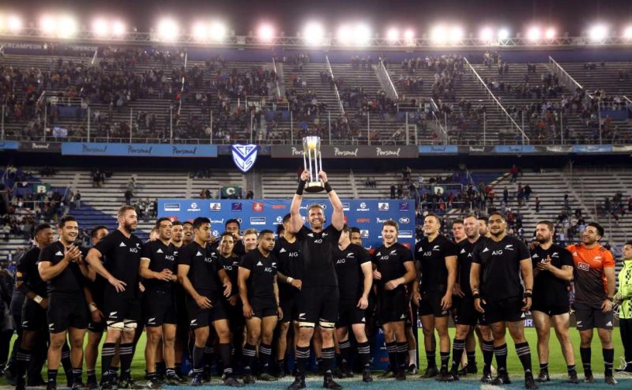 Los All Blacks, tras ganar uno de sus títulos. 